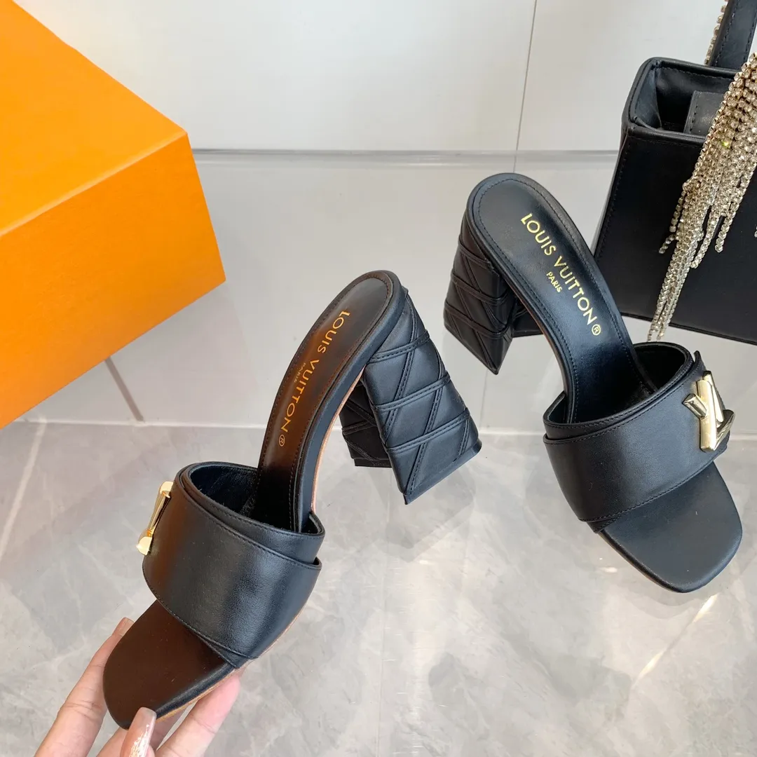 👟👟Ex-factory price 520👟👟 LV | Louis Vuitton ²⁰²³ 𝐬𝐬 🧡💚2️⃣0️⃣2️⃣4️⃣Early spring new model, top version⚠️ The counter features the latest models, square toe sandals, hard goods are new🆕 ❥Purchase level! Full of high-end feel! A popular model among bloggers at home and abroad, it’s retro and fashionable and looks amazing on your feet! Mainly recommended model on the official website★ ━━━━━ ЅᏇєєt ━━━━━ ▪️Upper: original cowhide + metal buckle ▪️Lining: imported goatskin lining ▪️Outsole: original Italian leather outsole ▪️Heel height: 5.5cm 9cm ▪️Shoe size: 35-39 (40 and 41 customized items are not returnable or exchangeable)